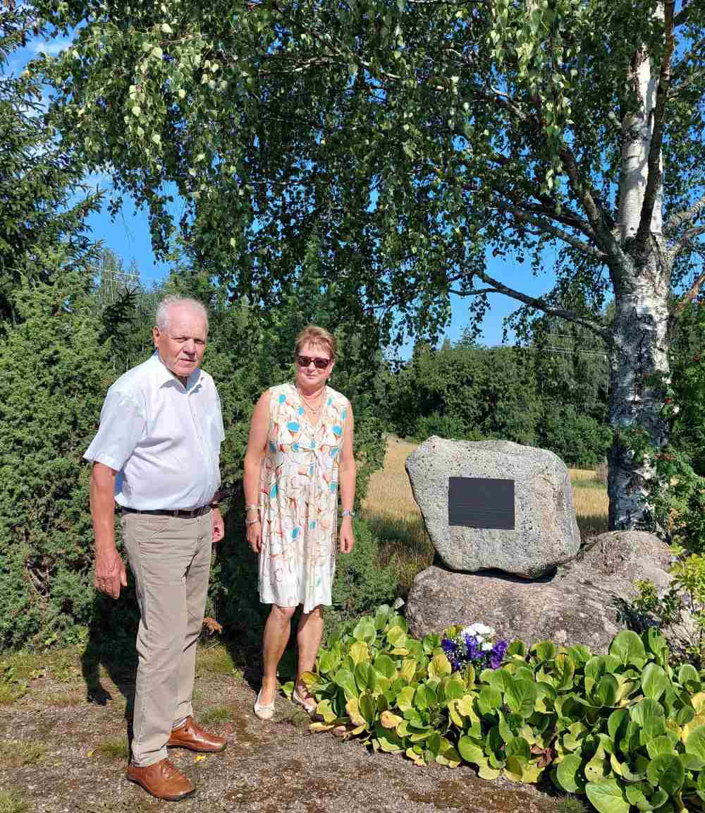 Tuija Suokas ja Seppo Karhu suvun muistomerkillä